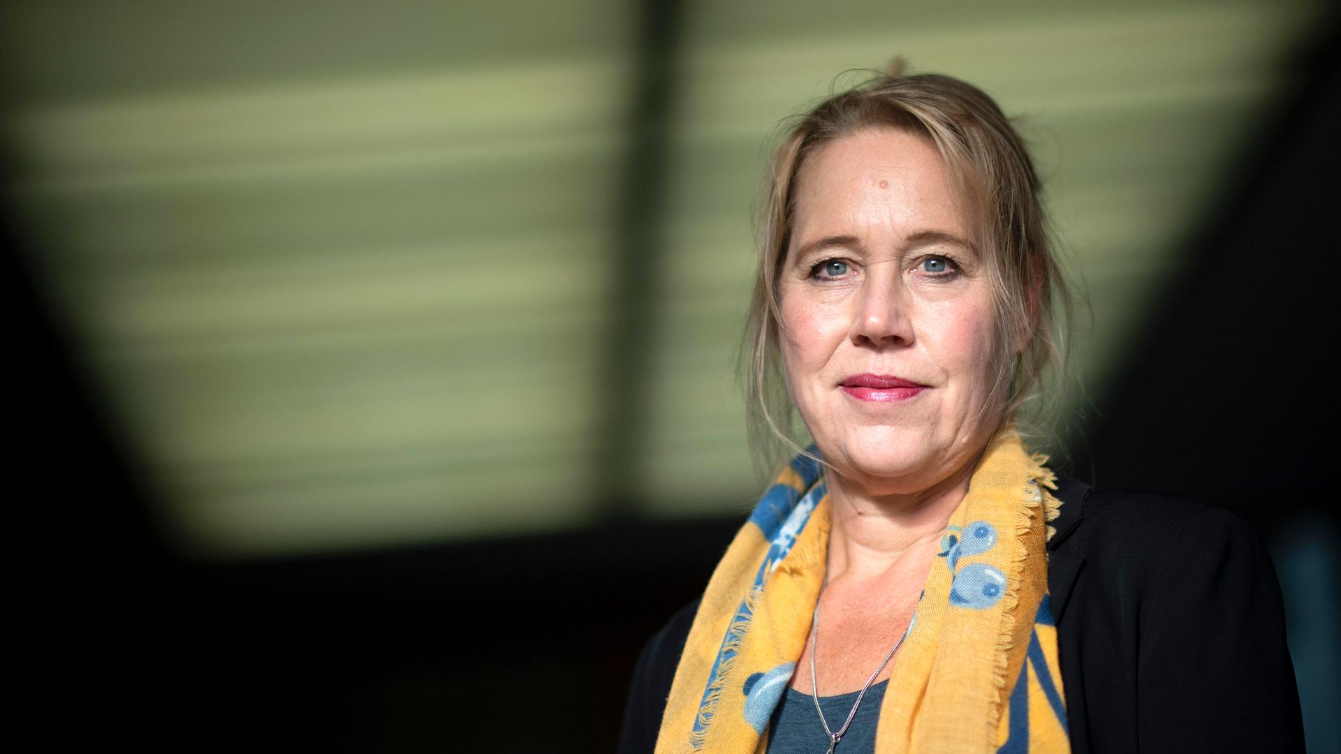 Prof. Dr. Beate Küpper, Sozialpsychologin un Professorin für Soziale Arbeit, schaut in die Kamera