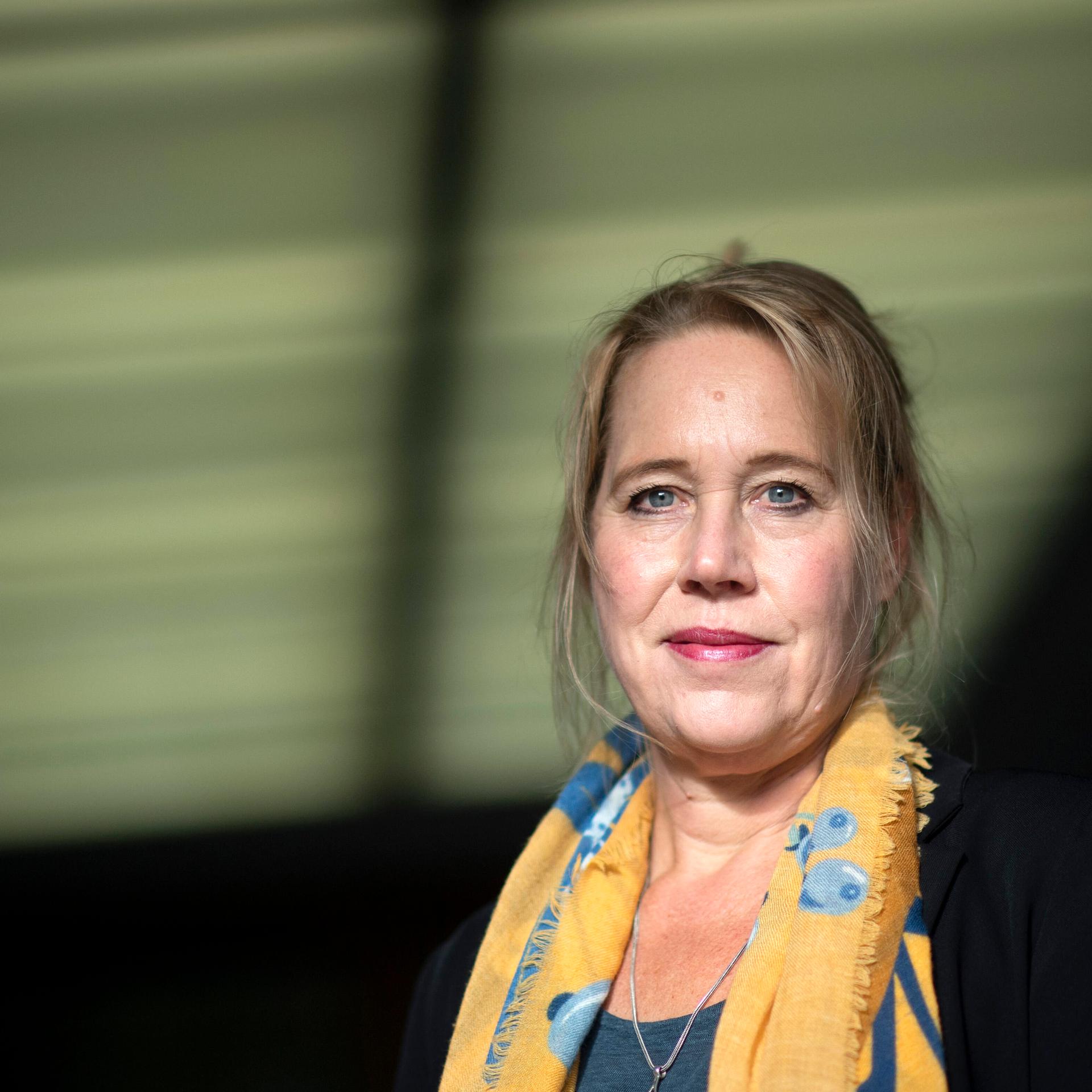 Prof. Dr. Beate Küpper, Sozialpsychologin un Professorin für Soziale Arbeit, schaut in die Kamera