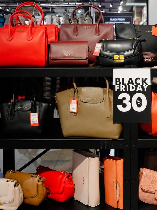 Handtaschen in einem Geschäft.