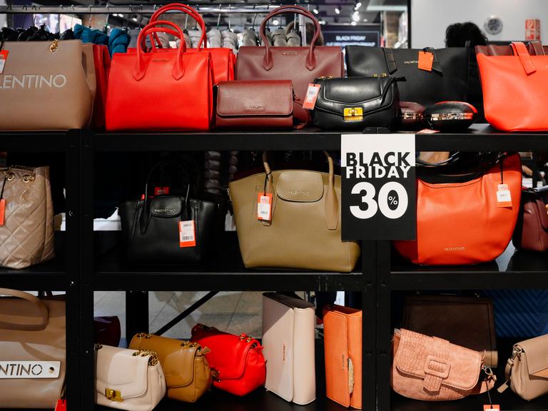 Handtaschen in einem Geschäft.