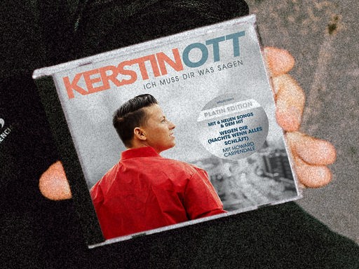 Das Bild zeigt das Cover einer CD von Kerstin Ott, das in die Kamera gehalten wird.
