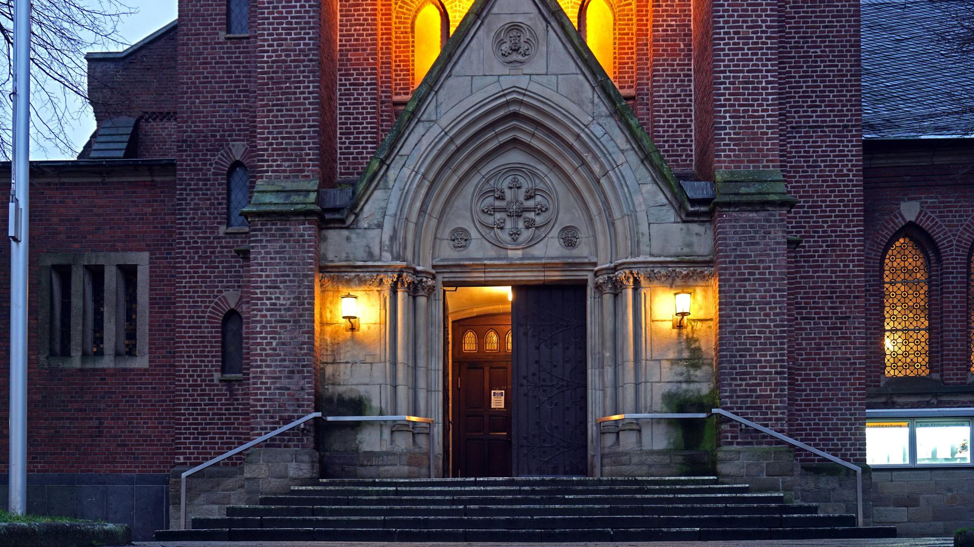 Die katholische Kirche St. Barbara in Essen Kray an einem Winternachmittag Die katholische Kirche St. Barbara in Essen Kray an einem Winternachmittag