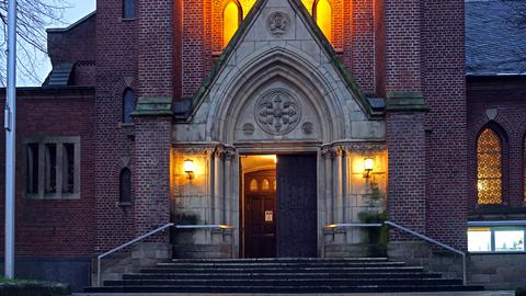 Die katholische Kirche St. Barbara in Essen Kray an einem Winternachmittag