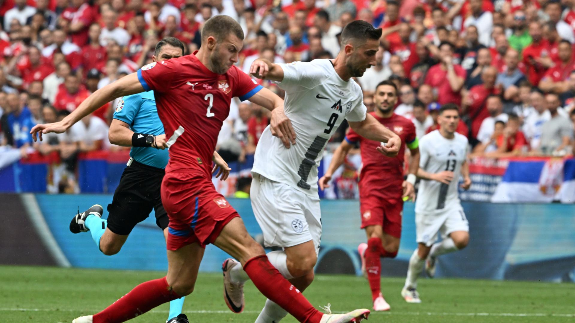 Serbiens Strahinja Pavlovic (l) und Sloweniens Andraz Sporar kämpfen um den Ball.