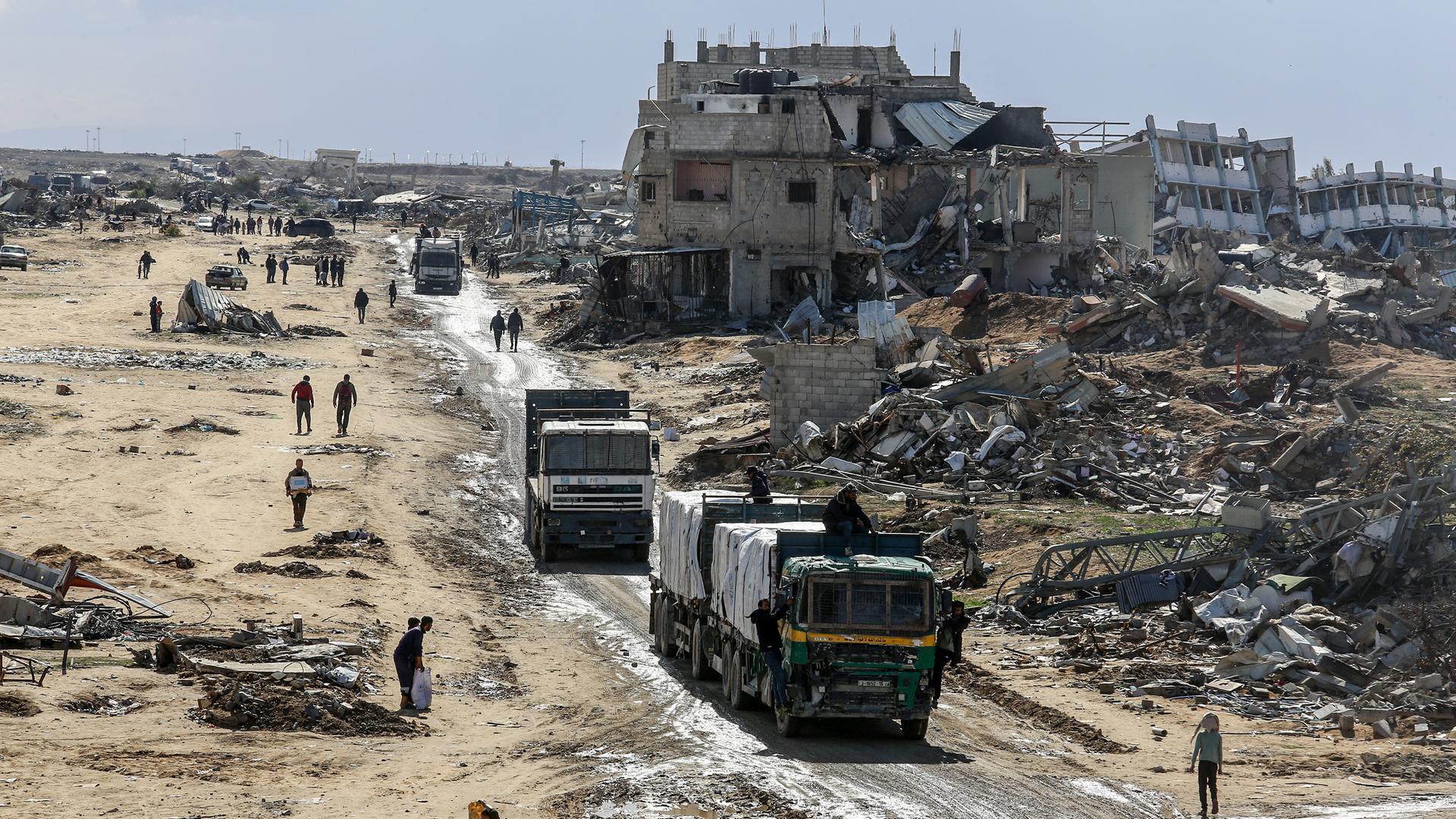 Lastwagen mit humanitärer Hilfe des Hilfswerks der Vereinten Nationen für Palästinaflüchtlinge im Nahen Osten (UNRWA) fahren am Kerem-Schalom-Übergang von Ägypten in den Gazastreifen ein.