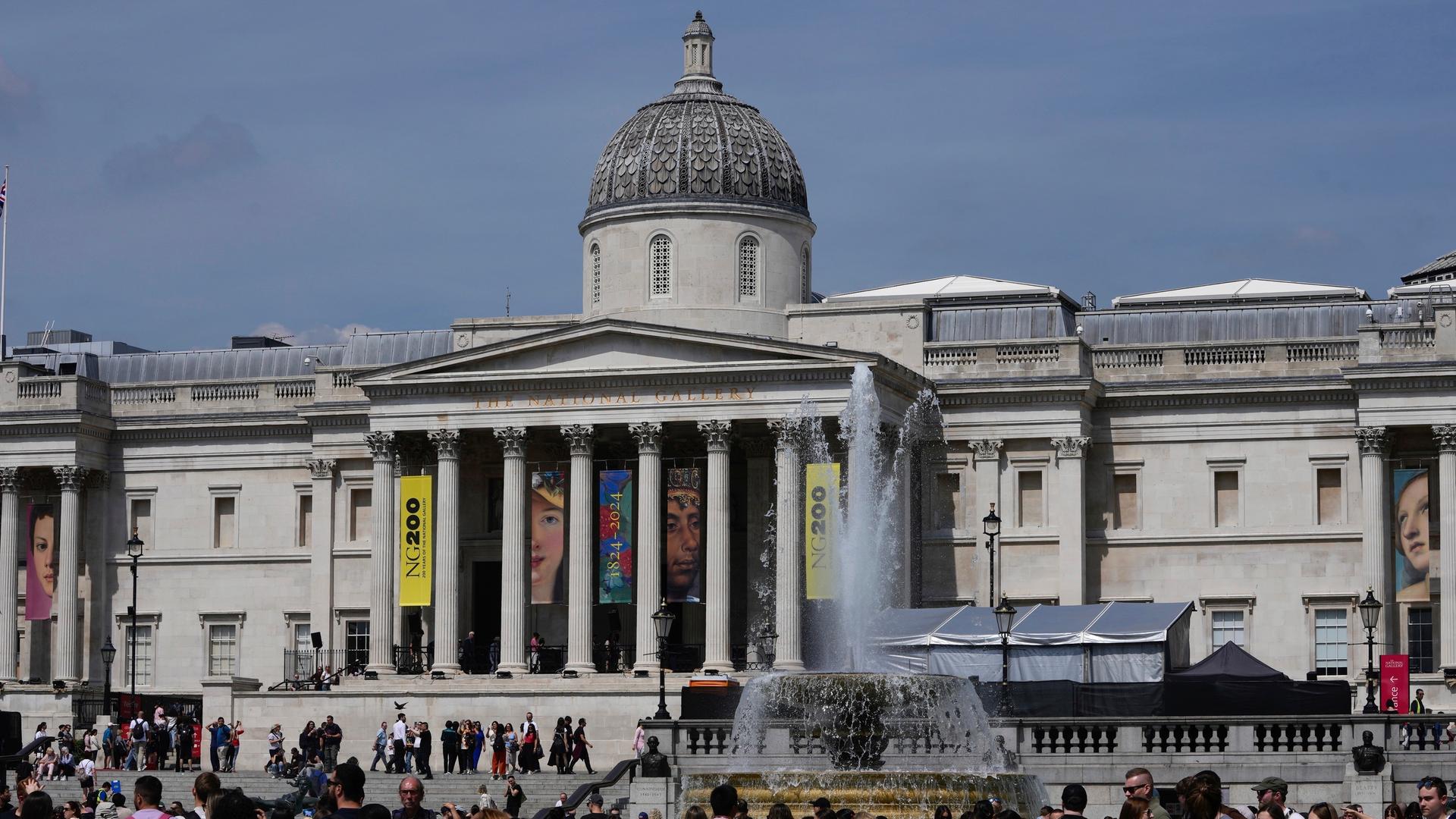 Das Gebäude der National Gallery in London am Trafalgar Square