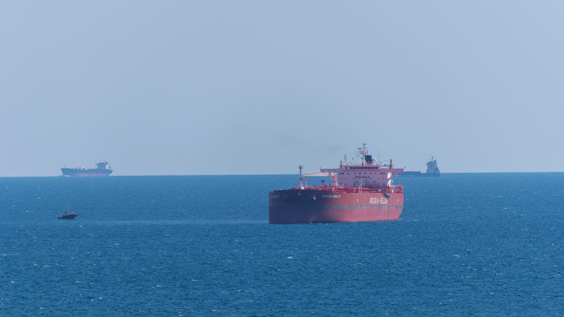 Mehrere Tanker im Schwarzen Meer