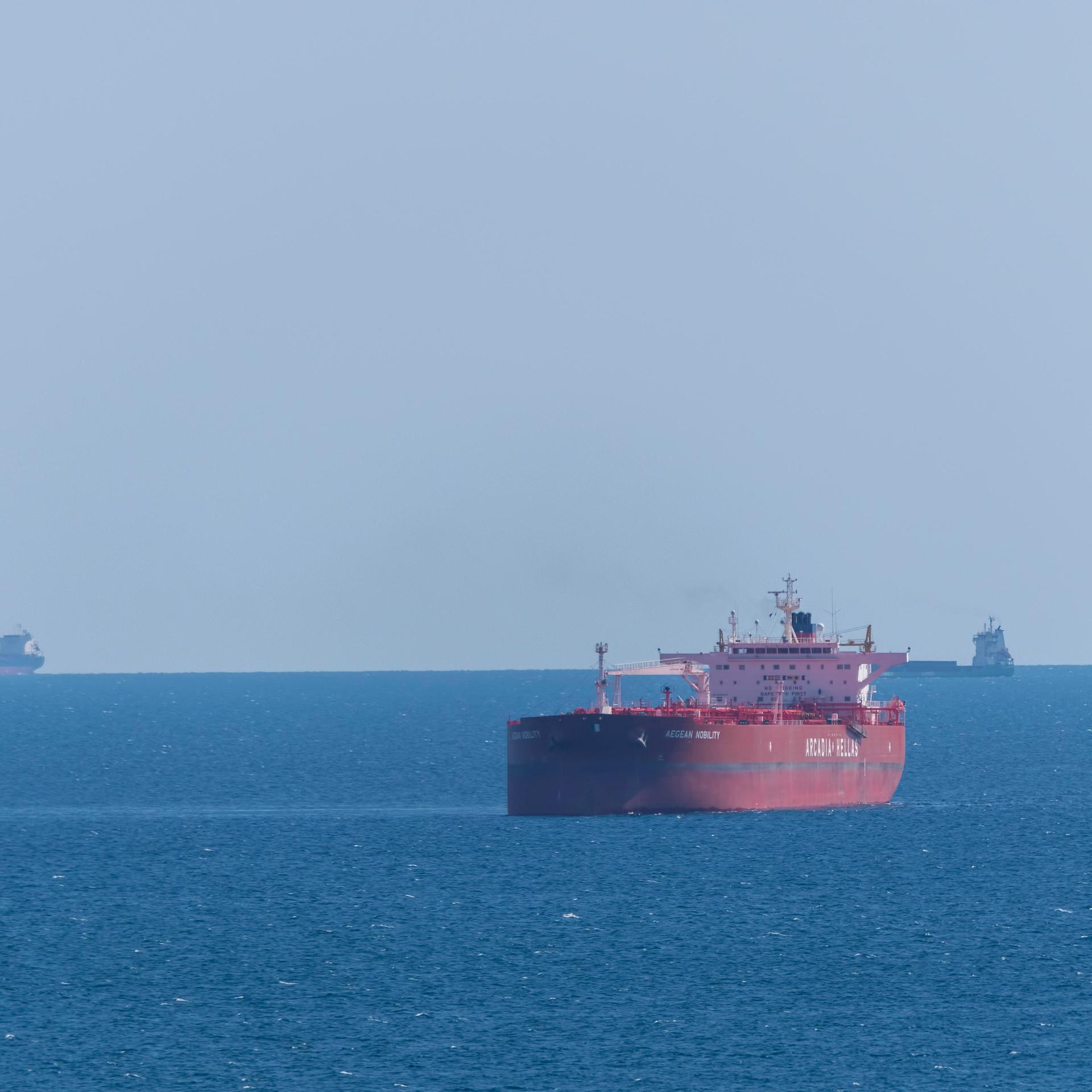 Mehrere Tanker im Schwarzen Meer