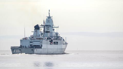 Die Fregatte "Hessen" läuft aus dem Hafen von Wilhelmshaven in Richtung Rotes Meer aus.