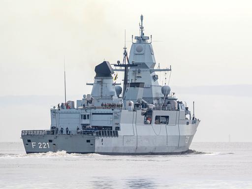 Die Fregatte "Hessen" läuft aus dem Hafen von Wilhelmshaven in Richtung Rotes Meer aus.