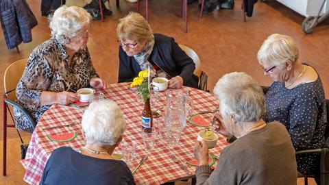 Bewohnerinnen in einem Pflegeheim an einem runden Tisch beim Kaffeetrinken (Symbolbild)