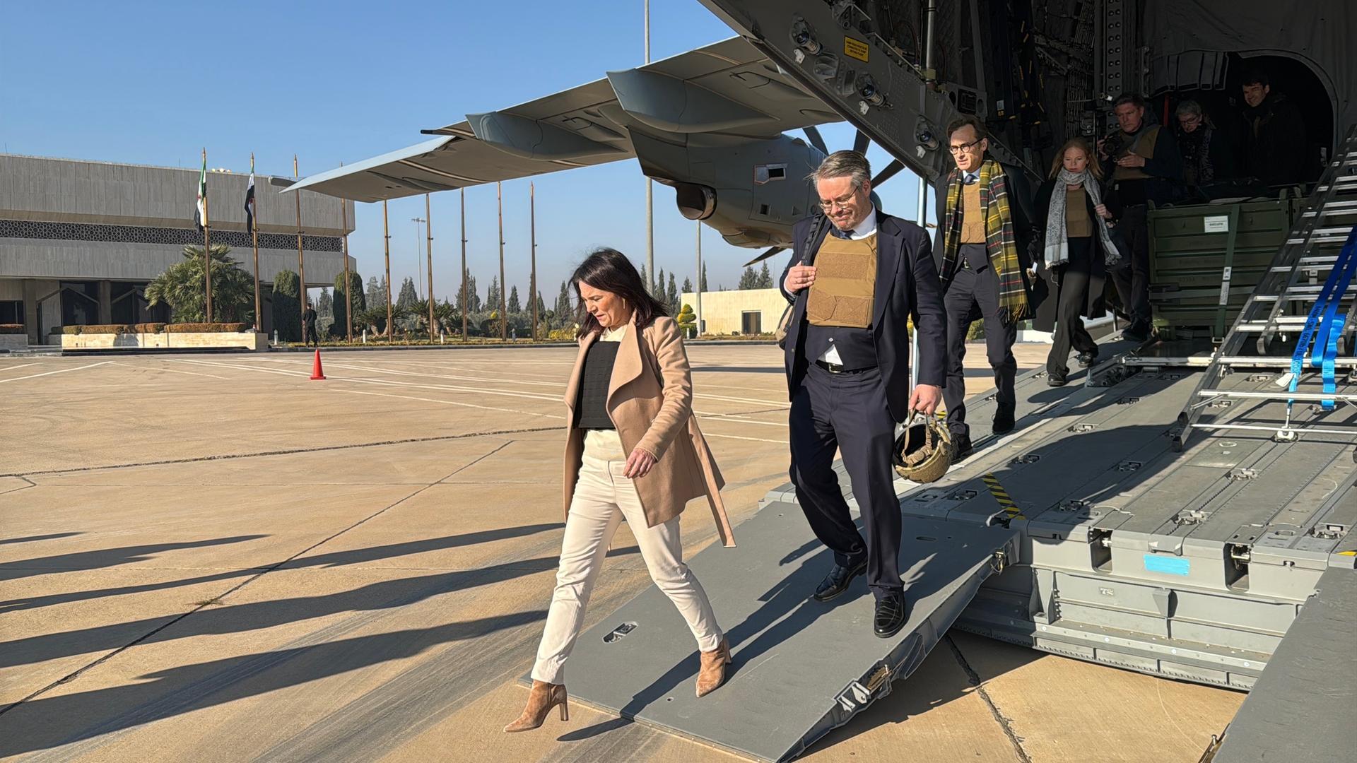 Außenministerin Annalena Baerbock steigt auf dem Flughafen von Damaskus aus einem A400M der Luftwaffe. Hinter ihr läuft der Syrien-Sonderkoordinator Tobias Lindner.