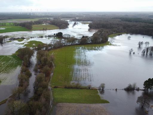 Der kleine Fluss Hunte ist in der Nähe vor Oldenburg über die Ufer getreten und überschwemmt die umliegenden Wiesen und Äcker (Aufnahme mit Drohne).