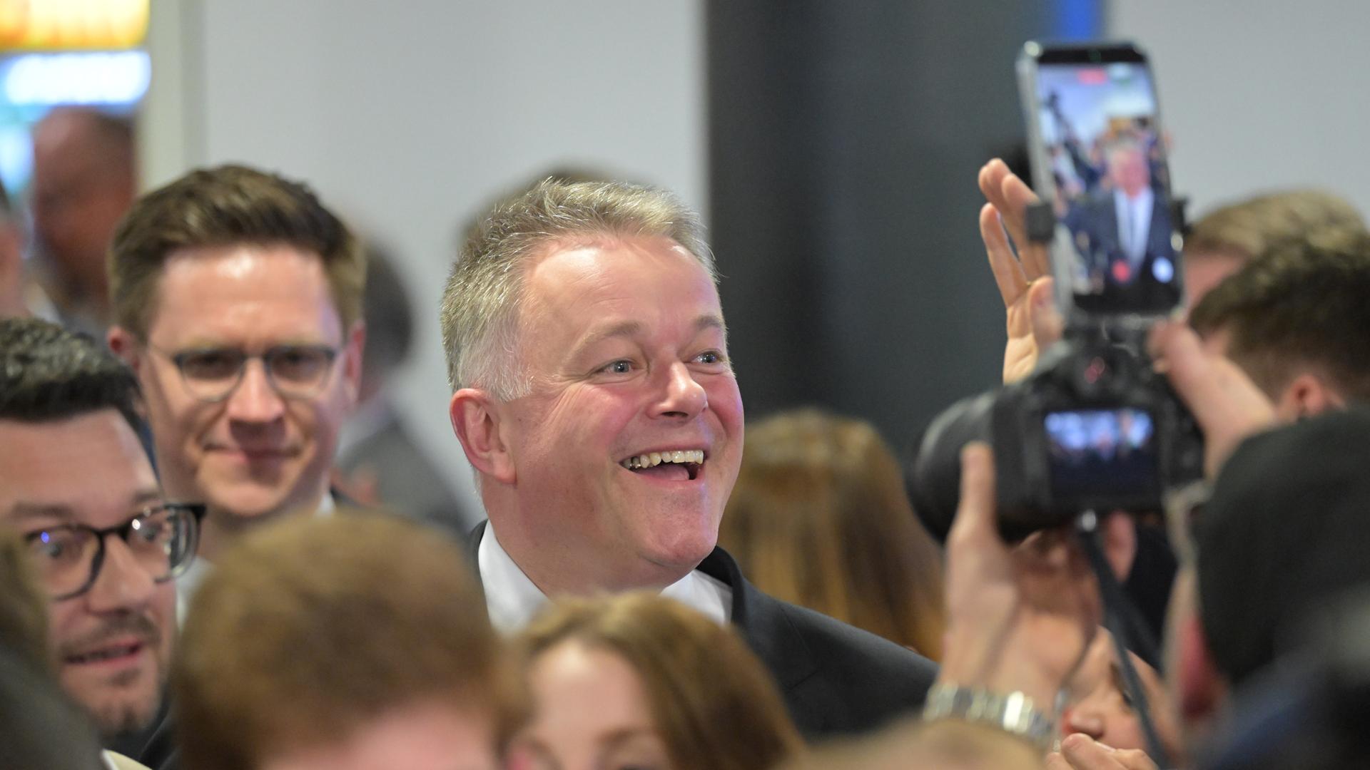 Gordon Schnieder, CDU-Spitzenkandidat für die Landtagswahl in Rheinland-Pfalz, steht lachend auf der CDU-Wahlparty.
