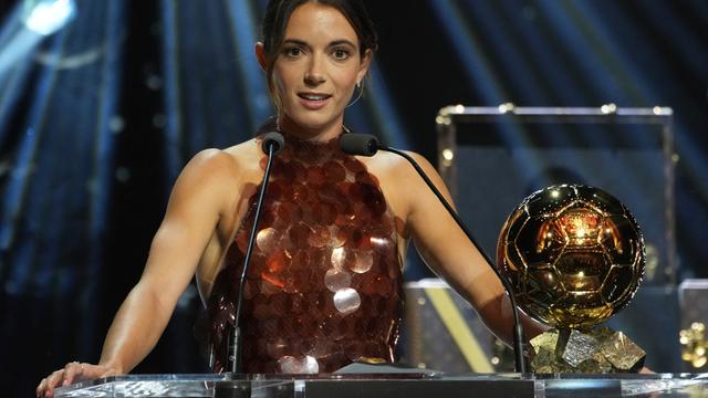 Das Foto zeigt, wie Aitana Bonmati den Ballon d'Or bekommt.
