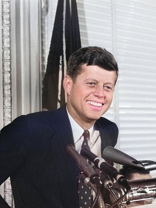 John  F. Kennedy am 14. Januar 1960 bei einer Rede im National Press Club, Washington