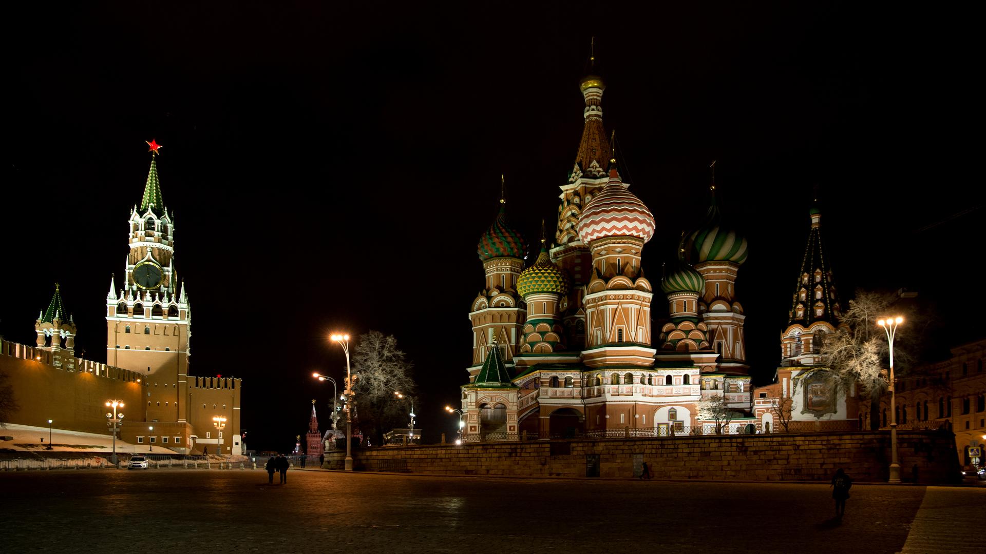 Blick auf den Roten Platz in Moskau mit dem Kreml links und der St.-Basilius-Kirche rechts.