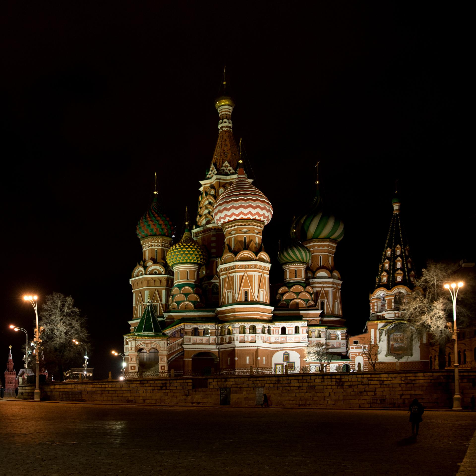 Blick auf den Roten Platz in Moskau mit dem Kreml links und der St.-Basilius-Kirche rechts.