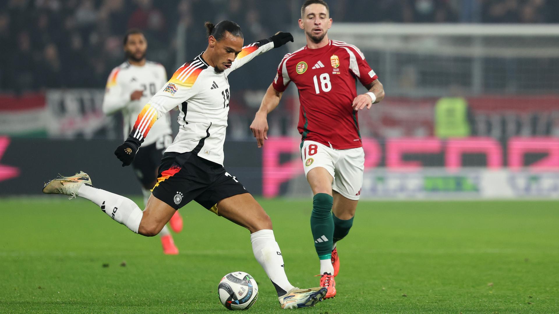 Zwei Fußballspieler kämpfen um den Ball. 