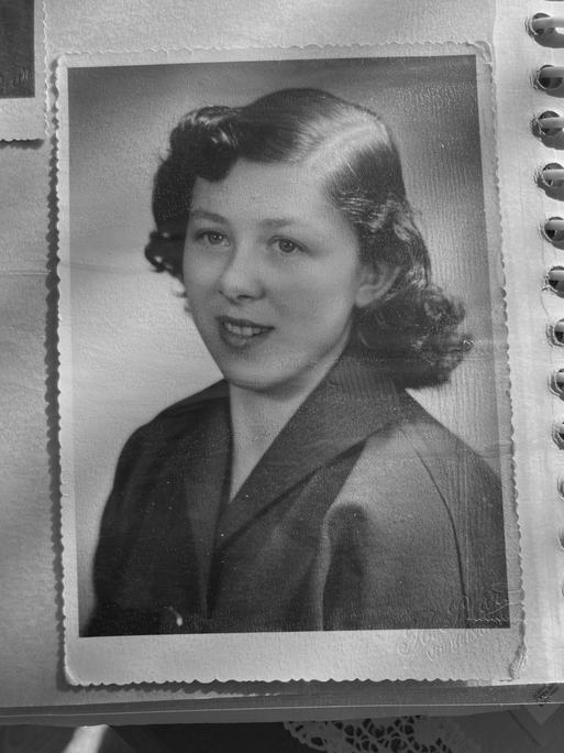 Ein Schwarz-Weiß-Foto aus dem Familienalbum zeigt Dolly Hüther.