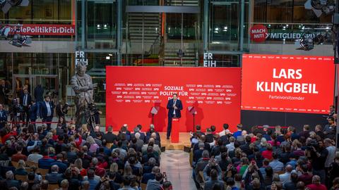 Lars Klingbeil, SPD-Bundesvorsitzender, spricht bei einer Konferenz im Willy-Brandt-Haus in Berlin. 