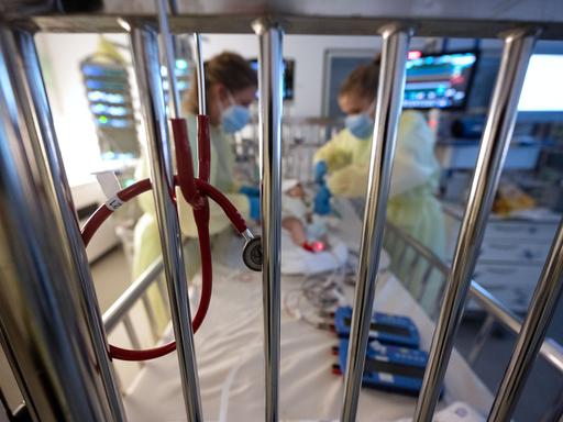 Intensivpflegerinnen versorgen auf der Kinder-Intensivstation des Olgahospitals des Klinkums Stuttgart einen am Respiratorischen Synzytial-Virus (RS-Virus oder RSV) erkrankten Patienten, der beatmet wird.