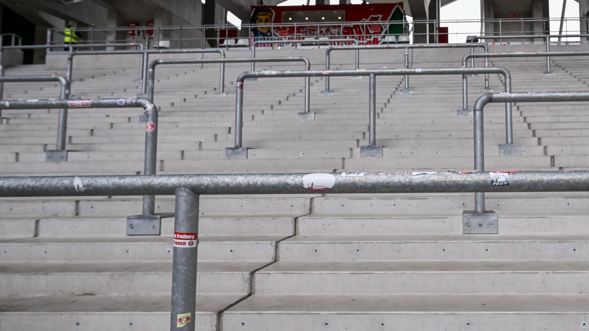 Leere Stehplätze in einem Fußballstadion Leere Stehplätze in einem Fußballstadion