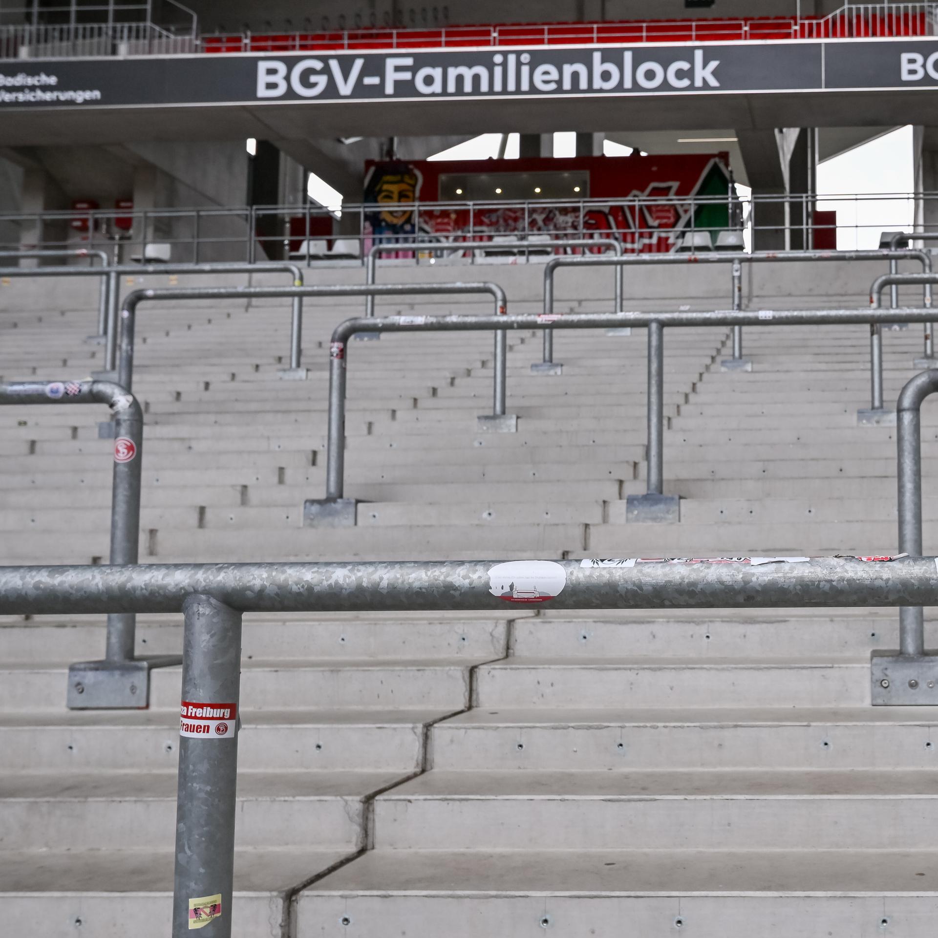 Leere Stehplätze in einem Fußballstadion