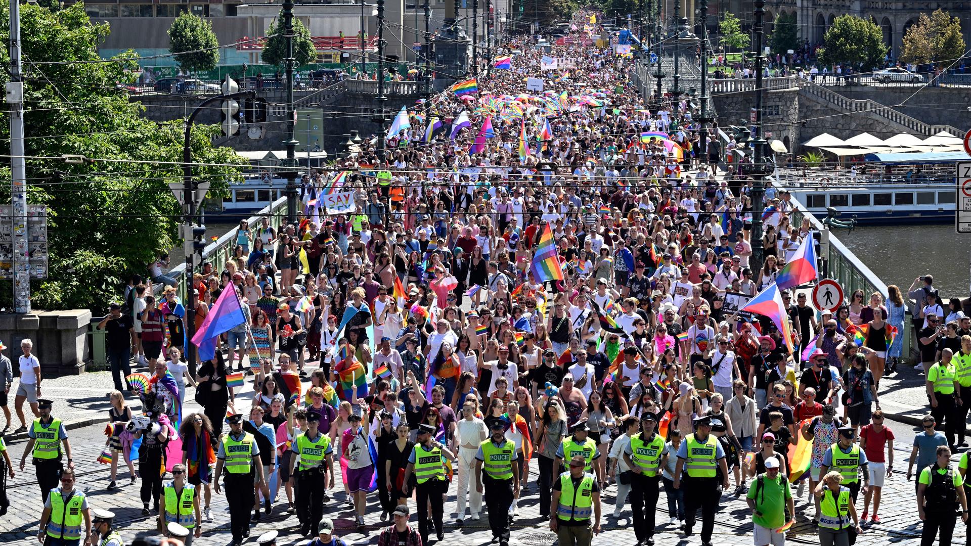 Luftaufnahme auf die Regenbogenparade im Rahmen des LGBTQ-Festivals "Prague Pride".