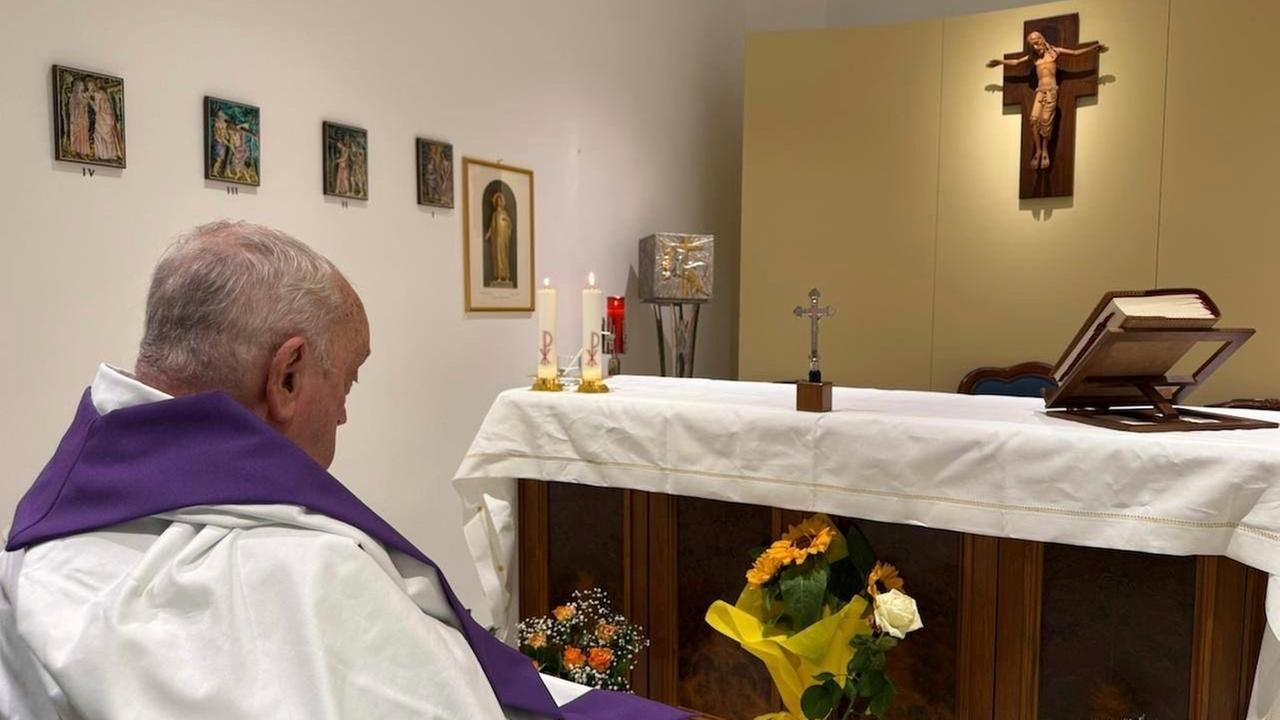 Papst Franzikus beim Gebet in der Gemelli-Klinik. Er ist von hinten fotografiert. Man kann sein Gesicht daher nicht komplett sehen. 