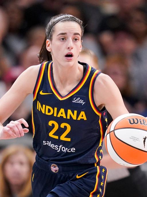 Caitlin Clark dribbelt im Trikot von Indiana Fever den Ball.