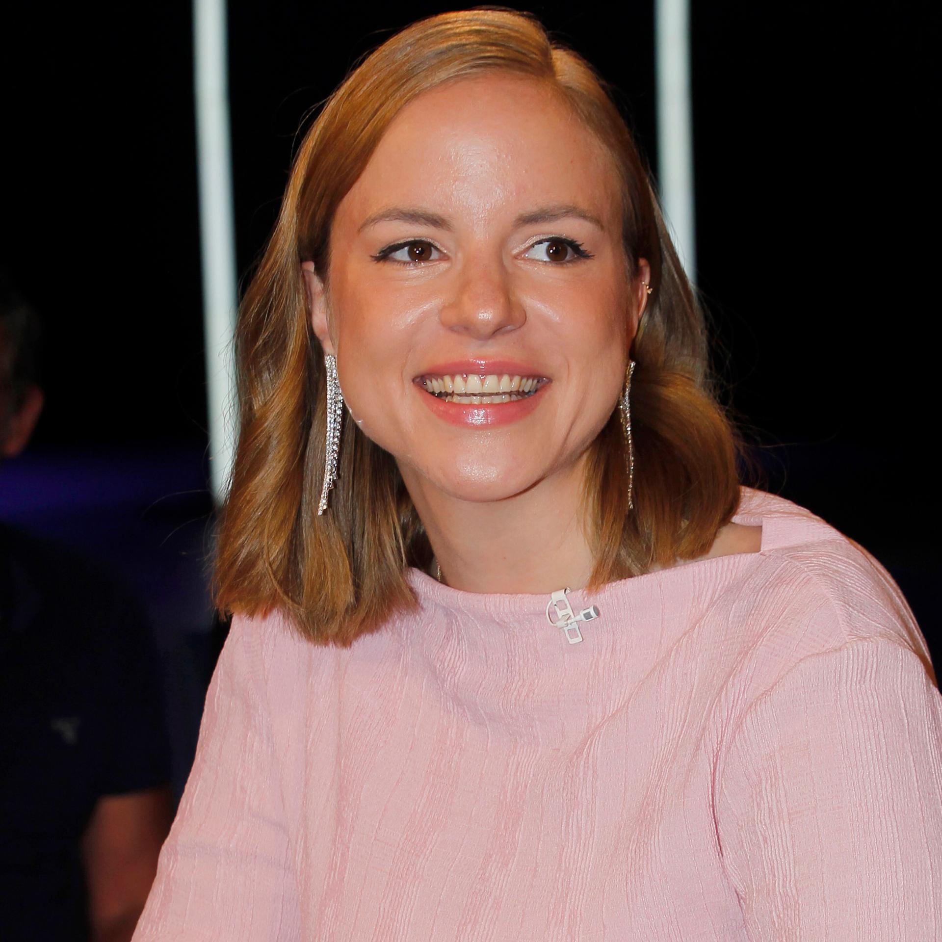 Die Autorin Julia Engelmann bei der Aufzeichnung der "NDR Talk Show" 2023 in Hamburg. Sie blickt zur Seite und lächelt.