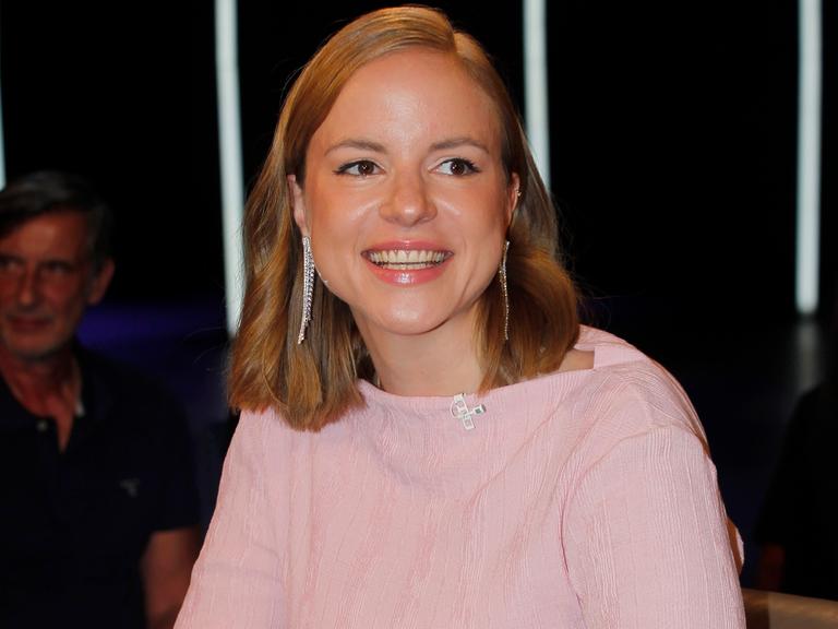 Die Autorin Julia Engelmann bei der Aufzeichnung der "NDR Talk Show" 2023 in Hamburg. Sie blickt zur Seite und lächelt.