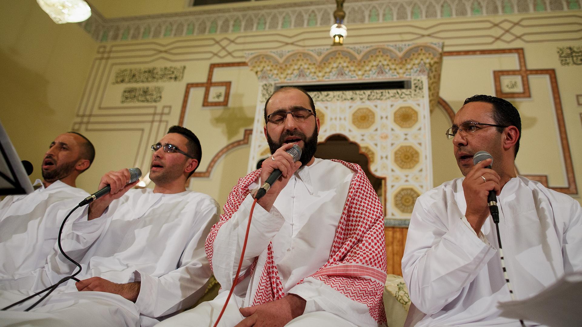 Muslimische Männer singen gemeinsam bei einer Feier in einer Moschee. (Symbolbild)