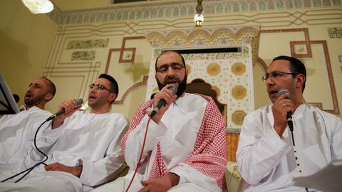 Muslimische Männer singen gemeinsam bei einer Feier in einer Moschee. (Symbolbild)