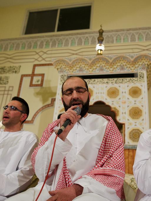 Muslimische Männer singen gemeinsam bei einer Feier in einer Moschee. (Symbolbild)