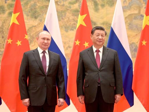 4. Februar 2022 in Peking: Russlands Präsident Wladimir Putin mit dem chinesischen Präsidenten Xi Jinping. Putin ist Gast der dortigen Olympischen Spiele.