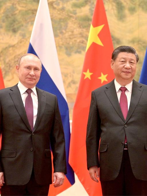 4. Februar 2022 in Peking: Russlands Präsident Wladimir Putin mit dem chinesischen Präsidenten Xi Jinping. Putin ist Gast der dortigen Olympischen Spiele.