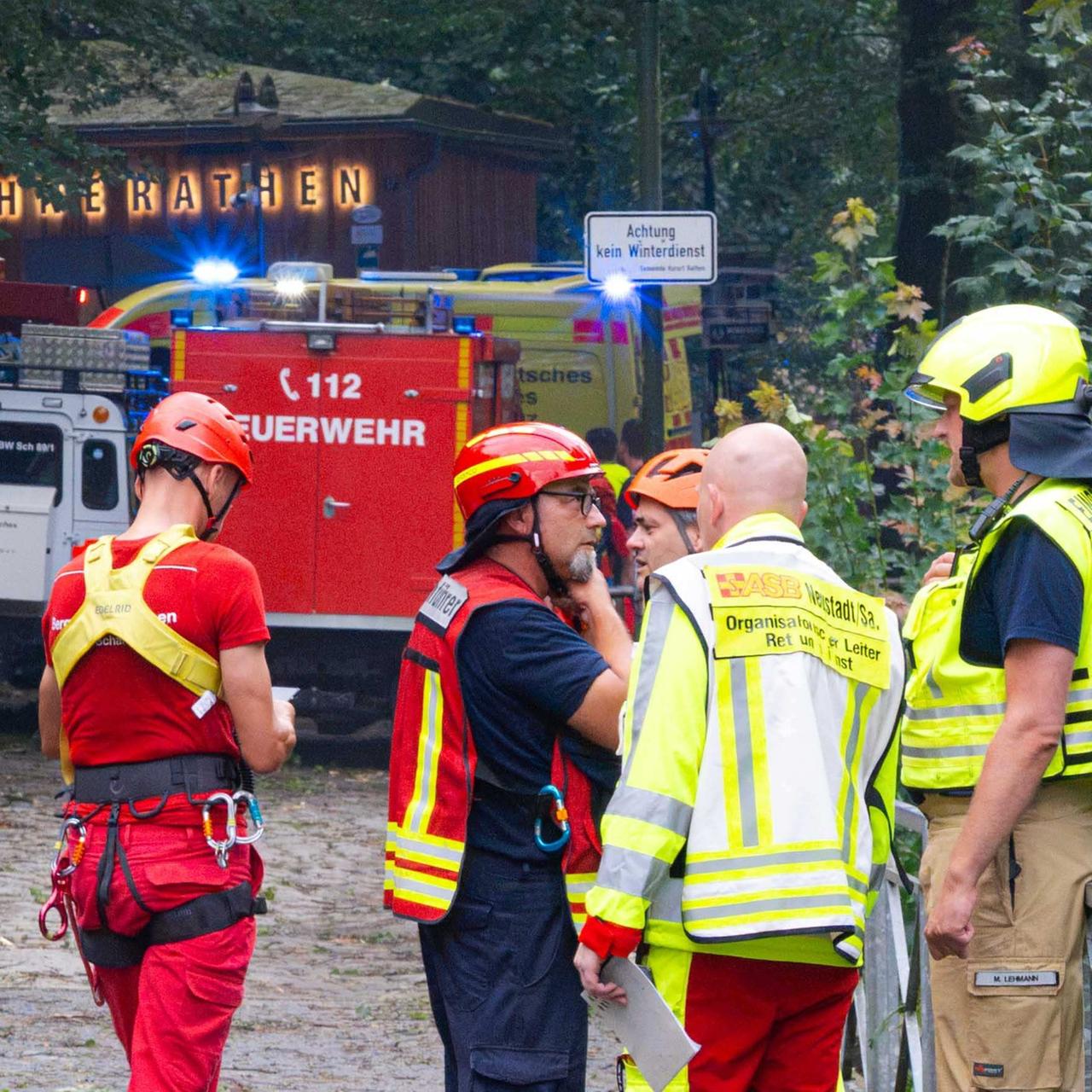 Einsatzkräfte stehen im Bereich der Felsenbühne Rathen. Bei einem Unwetter in Sachsen ist ein Mann ums Leben gekommen. Er wurde in Rathen von einem umgestürzten Baum erschlagen.