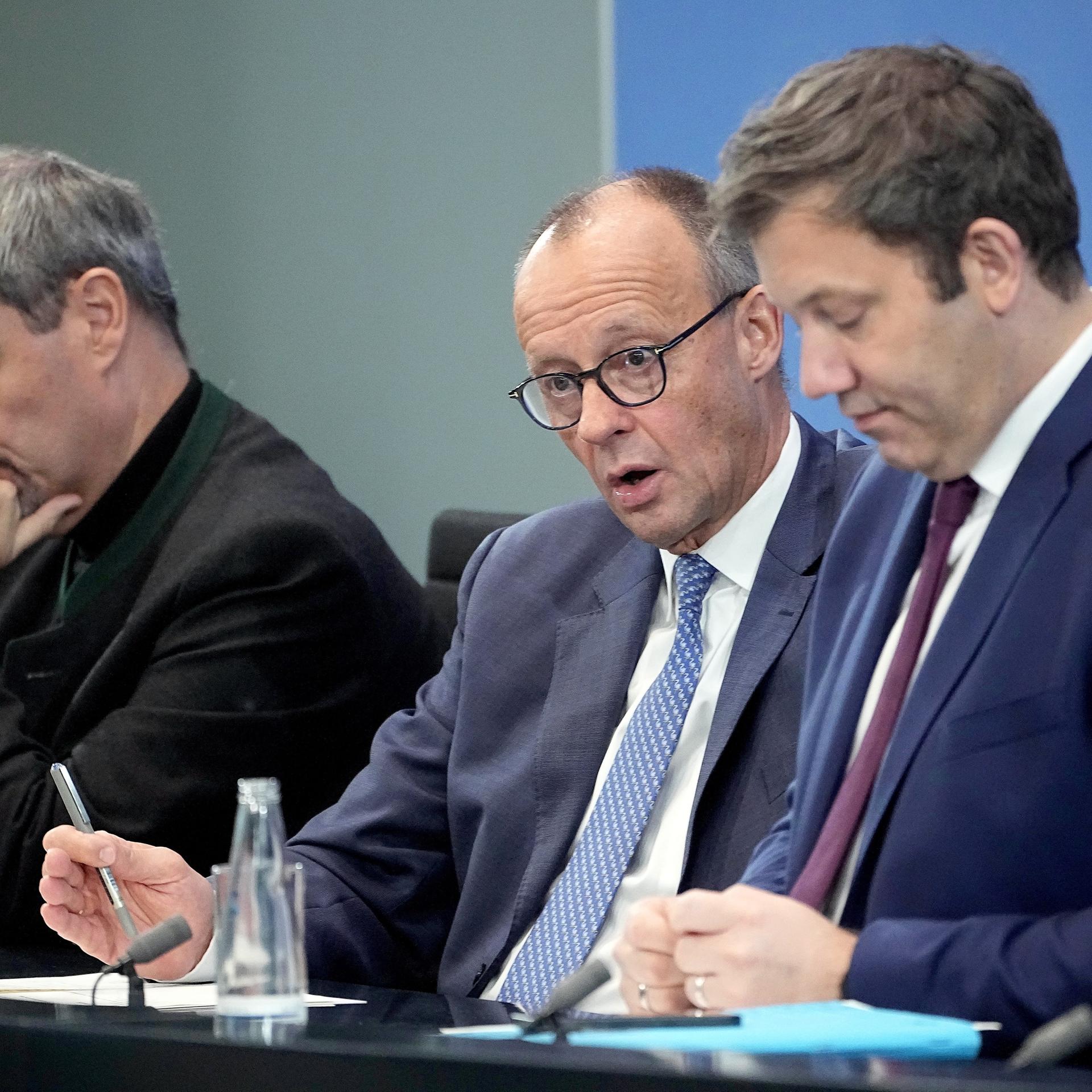 Markus Söder (l-r, CSU), Ministerpräsident von Bayern und CSU-Vorsitzender, Bundeskanzler Friedrich Merz (CDU) und Lars Klingbeil (SPD), Bundesminister der Finanzen, nehmen an der Pressekonferenz den Ergebnissen des Koalitionsausschusses teil.