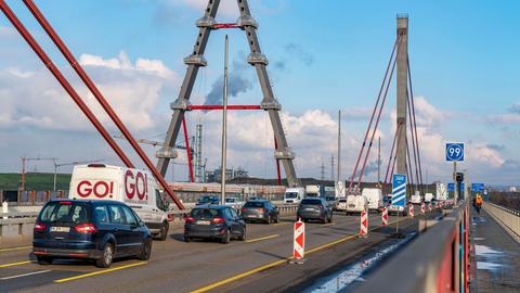 Verkehr auf der alten Brücke der A1 über den Rhein bei Leverkusen, daneben der Bau der neuen Brücke.