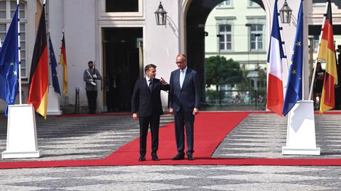 Brühl: Bundeskanzler Friedrich Merz (r, CDU) empfängt Emmanuel Macron, Präsident von Frankreich, mit militärischen Ehren auf Schloss Augustusburg.