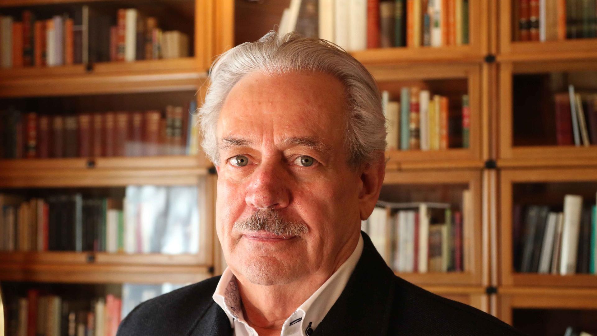Das Foto zeigt den mexikanischen Schriftsteller Gonzalo Celorio vor einem Bücherregal Foto: Agencia EL UNIVERSALCarlos MejíaEELG