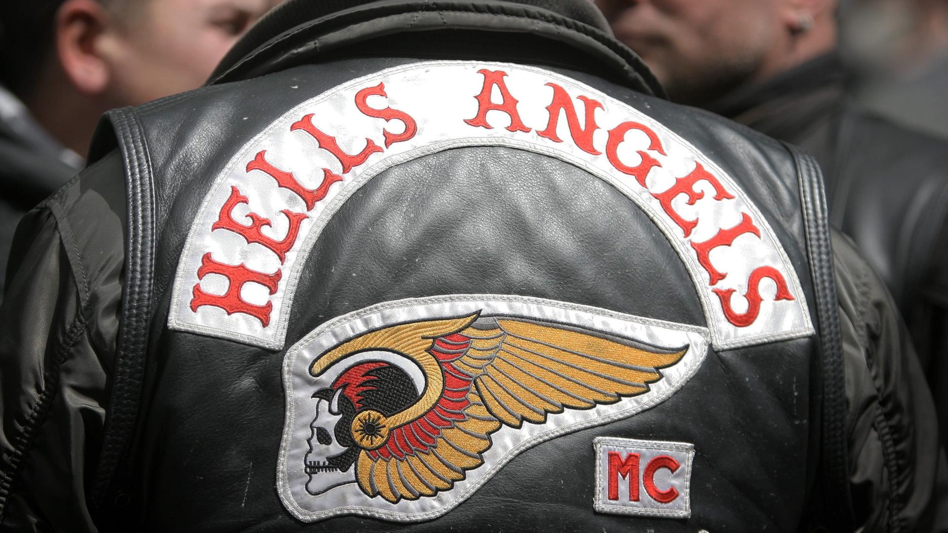 Mitglieder des Motorradclubs "Hells Angels", auf dem Rücken einer schwarzen Lederjacke sieht man den grossen Schriftzug HELLS ANGELS mit dem Logo, ein Totenkopf mit goldenen Flügeln am roten Helm (Symbolbild)