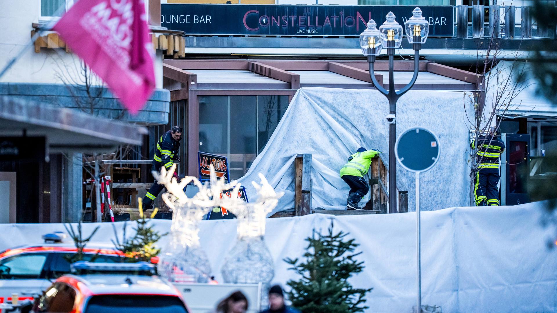 Zu sehen ist eine Bar in dem Schweizer Ort Crans-Montana. Der Bereich vor dem Lokal ist abgesperrt.