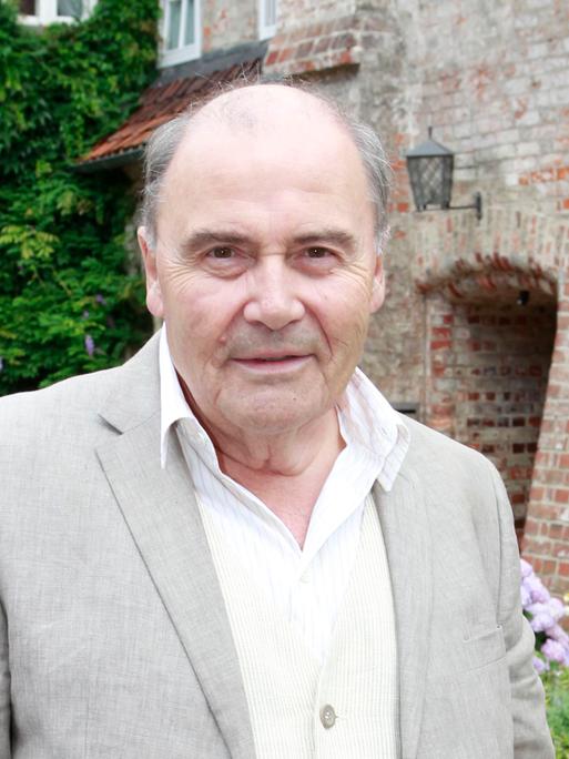 Lambert Hamel: der deutsche Schauspieler bei Dreharbeiten zu - Eine halbe Ewigkeit - in Lueneburg im Kloster Luene am 13.7.2010.