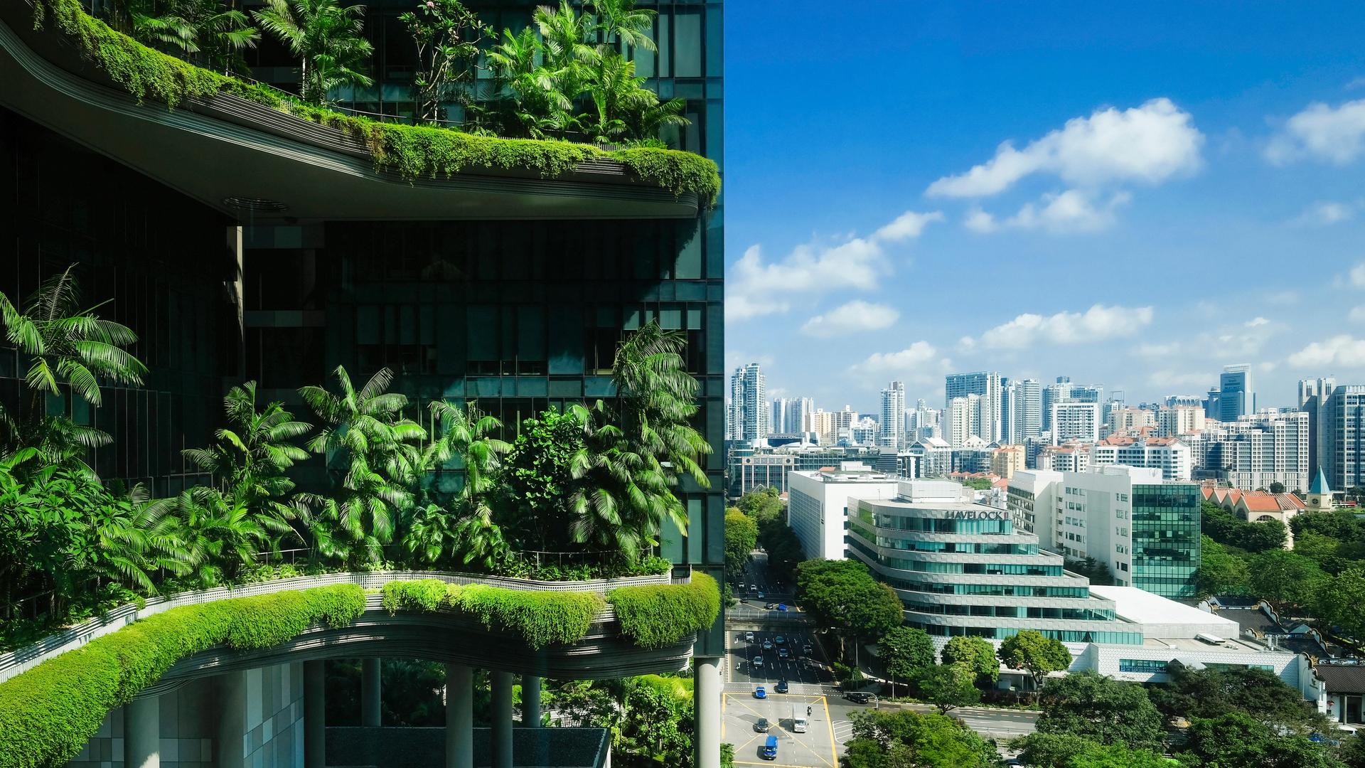 Im Vordergrund das "Parkroyal on Pickering" mit imposant begrünter Fassade, im Hintergrund ein Blick auf die Hochhäuser von Singapur