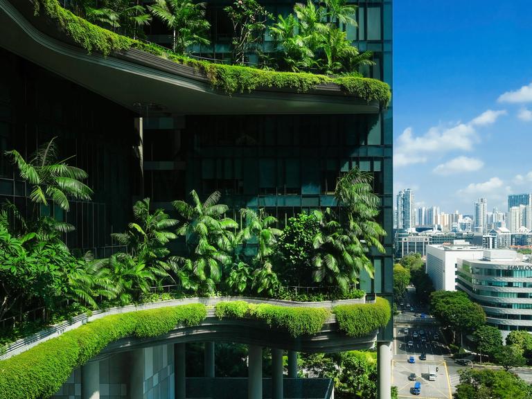Im Vordergrund das "Parkroyal on Pickering" mit imposant begrünter Fassade, im Hintergrund ein Blick auf die Hochhäuser von Singapur