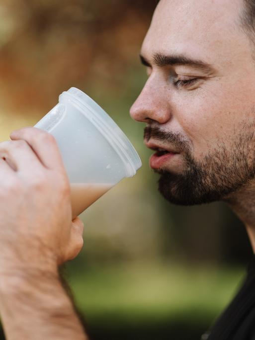 Ein Mann trinkt einen Protein-Shake. Ein Mann trinkt einen Protein-Shake.