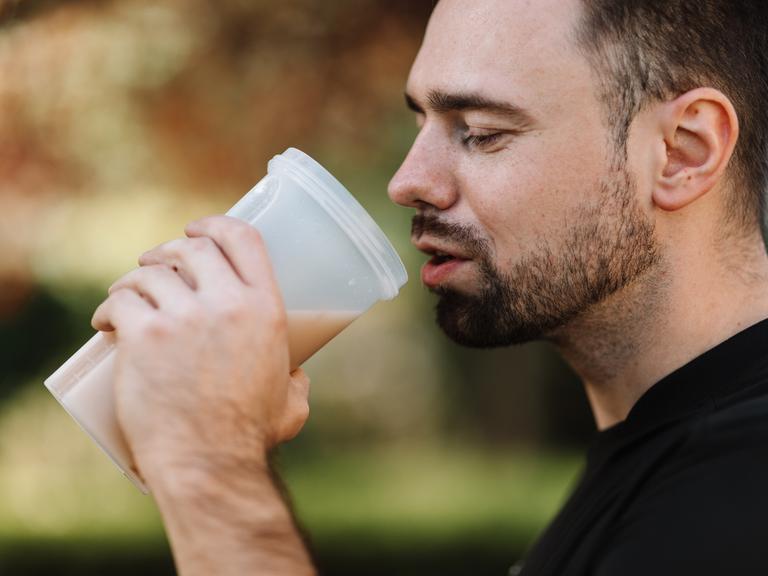 Ein Mann trinkt einen Protein-Shake. Ein Mann trinkt einen Protein-Shake.